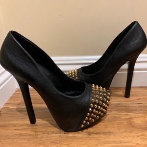 Steve Madden - Black Studded Pumps